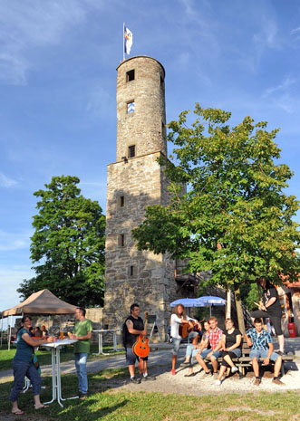 Auch Weinerlebnistouren rund um die Burg Löwenstein gehören zum prall gefüllten Programm des Württemberger Wein-Kultur-Festivals. (Foto: djd)
