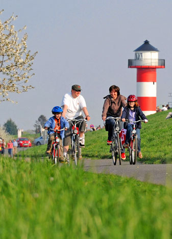 Radfahren auf dem Deich: Die Schutzwälle sind überaus wichtig für die wassereiche Region Altes Land am Elbstrom. (Foto Martin Elsen)