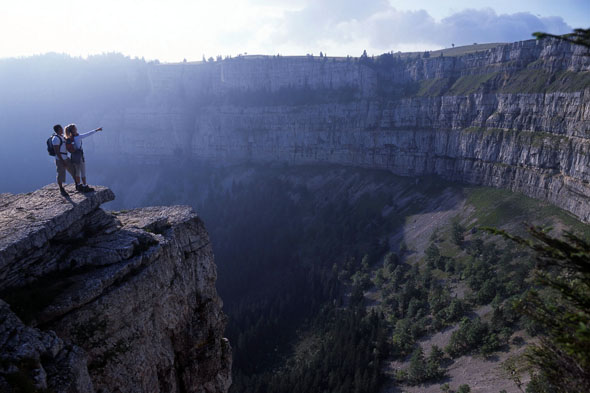 Der Felsenkessel Creux du Van ist ein Höhepunkt für Wanderer im Schweizer Jura. (Foto: djd)