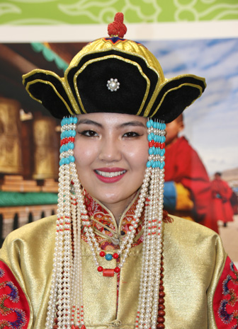 Mit farbenprächtigen Landestrachten präsentiert sich in Berlin nicht nur die Mongolei. (Foto Karsten-Thilo Raab)