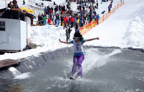 n See steigt am 4. April 2015 der Watersurf Contest auf der Medrigalm. Ziel ist es, mit Ski oder einem selbstgebauten Gefährt trocken über den Eiswassersee zu gleiten. (Foto TVB Paznaun-Ischgl)