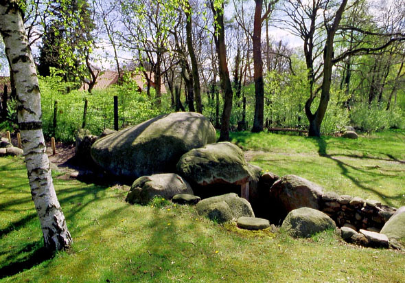 Um die Steingräber der Region Wildeshauser Geest ranken sich viele Mythen und Sagen. (Foto: djd)