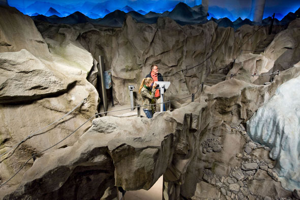 In der Reisestation Schweiz erwartet die Besucher eine schroffe Felslandschaft mit einem "Gletschertunnel". (Foto: Jan Rathke)