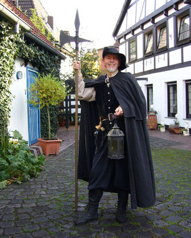 Auch ein historischer Rundgang mit dem Nachtwächter wird vielerorts angeboten. (Foto: djd)