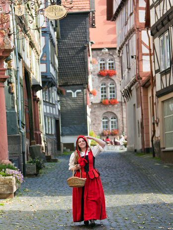 Erlebnisführungen: Gästeführer wandern durch Epochen und Stadtgeschichten und schlüpfen dabei auch mal in historische Kostüme. (Foto: djd)
