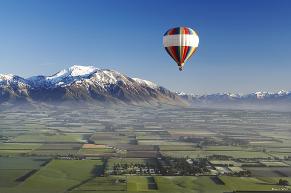 Ein unvergessliches Erlebnis: eine Ballonfahrt über die Canterbury Plains. (Foto Tourism New Zealand)