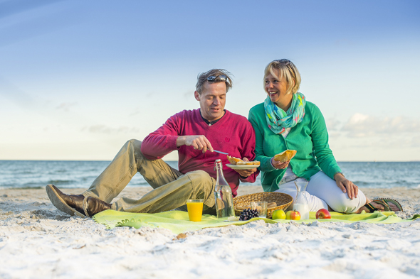 In Schleswig-Holstein laden die Küstenstädte auch 2015 wieder zum beliebten Strandfrühstück ein. Am 5.7. wird die erste Mahlzeit des Tages am Meer serviert. 