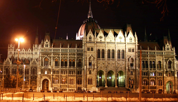Kann dreimal täglich im Rahemn deutschsprachiger Führungen erkundet werden: das ungarische Parlamentsgebäude in Budapest. (Foto Karsten-Thilo Raab)