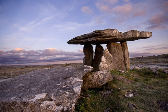 Prächtige Dolmen prägen die Karstlandschaft des Burren. 