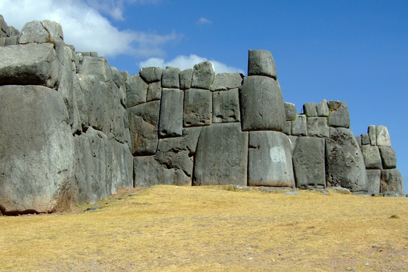 Überaus imposant: die Ruinen von Saqsaywaman in der Nähe von Cusco. (Foto  Rebel/Pixelio)