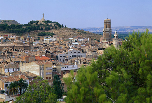 Blick auf das im Süden von Navarra gelegene 35.000-Seelen-Städtchen Tudela. (Foto Spanisches Fremdenverkehrsamt)