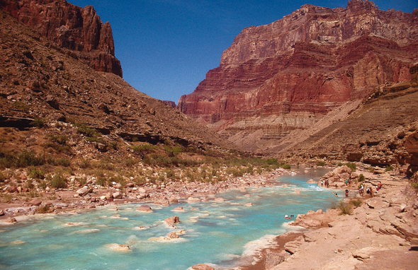 Der Colorado River durchzieht die grandiose Schlucht des Grand Canyon in Arizona. 