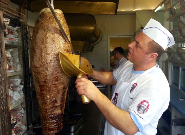 Noch heute wird bei Iskender das Fleisch so zubereitet, wie es dereinst Iskender Efendi tat. (Foto Karsten-Thilo Raab)