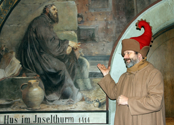 In Konstanz werden ab Mitte April wieder kostümierte Führungen auf den Spuren des Reformators Jan Hus angeboten. (Foto Katja Angermaier)