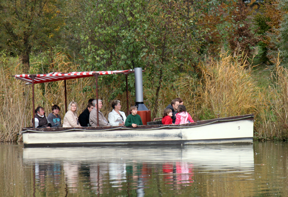 Mit dem Boot geht es im Gelsenkirchener Zoo an einer Affeninsel vorbei. (Foto Karsten-Thilo Raab)