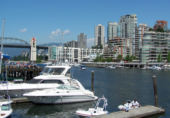 Vancouver - hier mit dem Innenhafen - ist das finale Reiseziel der DFB-Auswahl, die gerne zum dritten Mal Weltmeister werden würde. (Foto Dieter Schütz/Pixelio)