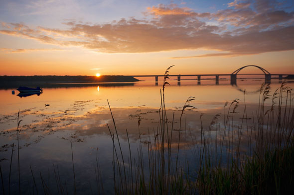 Wo die Fehmarnsund-Brücke das Festland mit der Insel Fehmarn verbindet, liegt die Ferienregion OstseeSpitze. (Foto: djd)