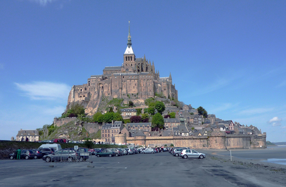 Vorbei sind die Zeiten, alsr Blechlawinen am Fuße des Felsens, die das maritime Panorama des Mont Saint-Michel störten. (Foto Urs Flükiger/Pixelio)