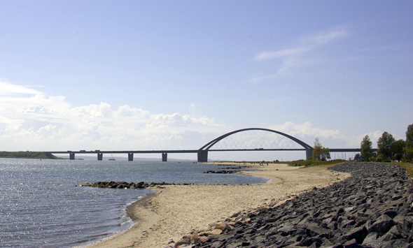 Die wichtigste Verbindungsachse zwischen dem Festland und der Ostseeinsel: die Fehmarnsundbrücke. (Foto Stefan Sobotta)