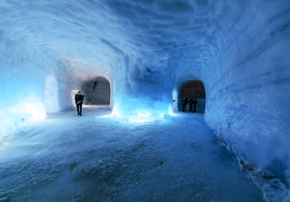 In Europas zweitgrößtem Gletscher laden künstlich angelegte Gänge zu einer spannenden Entdeckungsreise ein. (Foto Roman Gerasymenko)