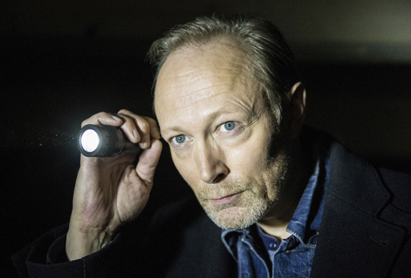 Lars Mikkelsen versucht als Mitglied einer Sondereinheit Licht in eine dunkle Serie von Verbrecher zu bringen. (Foto Frédéric Batier)