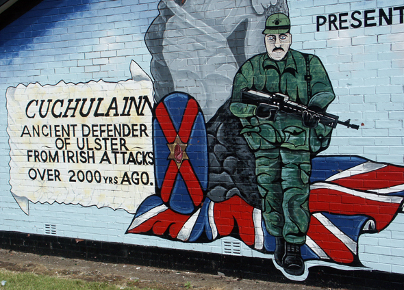 Murals, riesige Wandmalereien wie hier an der Newtownards Road, zeugen von den einstigen Unruhen in Belfast. (Foto Karsten-Thilo Raab)