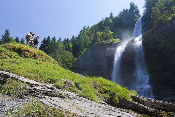 Rund um das Bergdorf Samoëns finden sich auch atemberaubende Wasserfälle. (Foto Tristan Shu)