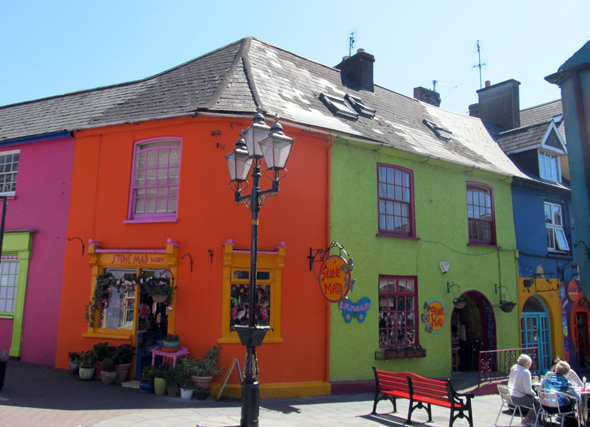Bunte Häuser symbolisieren im Couny Cork auch die ansteckende Lebensfreude der Bevölkerung. (Fotos Tourism Ireland)