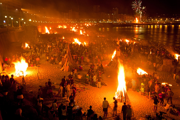 Die kürzeste Nacht des Jahres wird im spanischen La Coruña zur langen Partynacht am Strand. 