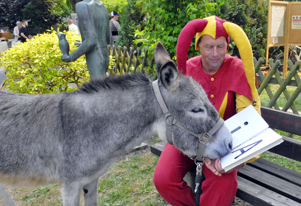Ein "Till Eulenspiegel" bringt einem Esel das Lesen bei. (Foto: djd)