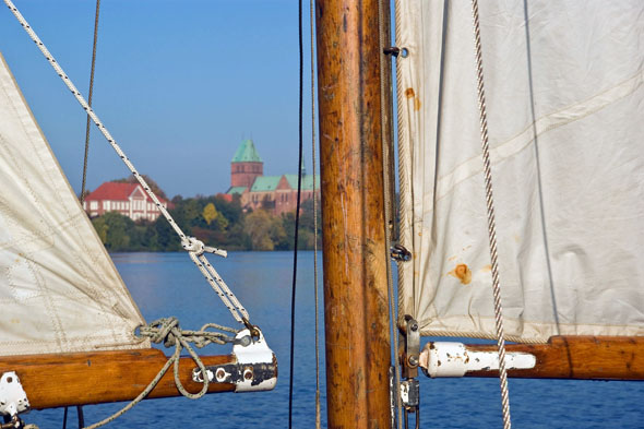 Rund um die Dom- und Inselstadt Ratzeburg gehören weiße Segel zum Blau der Seen und zum Grün der Ufer. (Foto Thomas Ebelt)