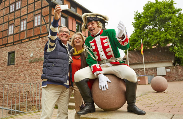 Ein Selfie mit dem Baron von Münchhausen: Auch das gehört zu den besonderen Reise-Erlebnissen im Weserbergland. (Foto: djd)