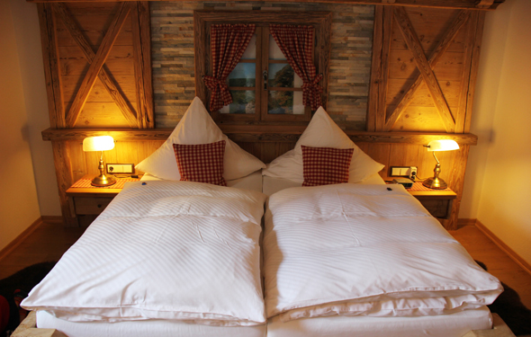 Egal wie einladend ein Bett auch sein mag, dies hat keinen Einfluss darauf, ob die Gäste auch bekleidet schlafen. (Foto Karsten-Thilo Raab)