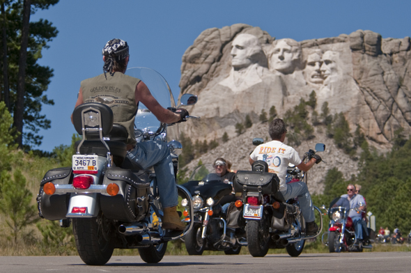 Auf zwei Rädern lässt sich im Rahmend er Sturgis Rally durch South Dakota auch der berühmte Mounr Rushmore entdecken. 
