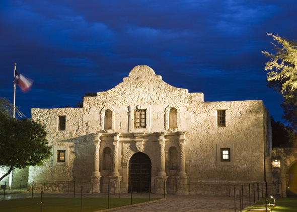 In den Abendstunden prachtvoll illuminiert: das Fort Alamo. (Foto SACVB)