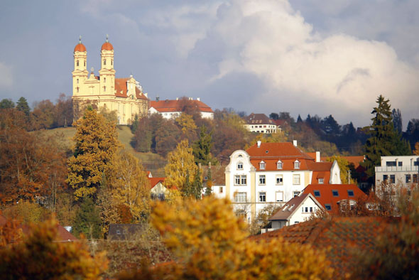 Durch die schöne Landschaft der Schwäbischen Ostalb gelangen Wanderer zur prächtigen Barockkirche Schönenberg. (Foto: djd)