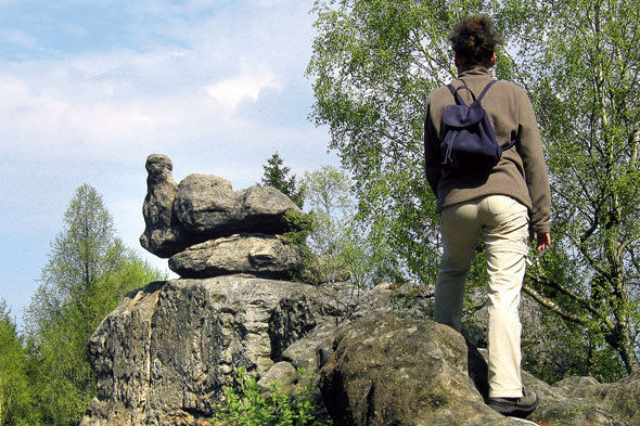 Bizarre Felsgebilde: Die "Brütende Henne" ist eine der vielen steinernen Tiergestalten im Steinzoo im Naturpark Zittauer Gebirge. (Foto: René Pech)