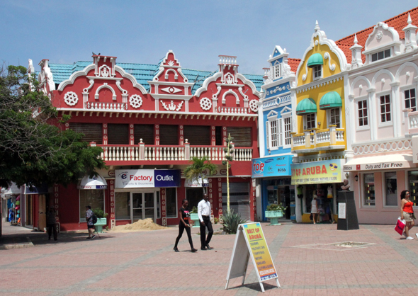 Das kleine Zentrum der Hauptstadt Oranjestad besticht durch zahlreiche architektonische Blickfänge. (Foto Karsten-Thilo Raab)