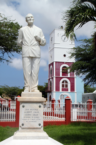 Aruba vereint karibische Lebensfreude - wie hier in Oranjestad - mit niederländischer Bauart. (Foto Karsten-Thilo Raab)