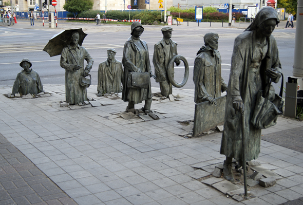 Ein echter Hingucker: die Skulptur "Der Übergang" von Jerzy Kalina. (Foto Klaus Klöppel)