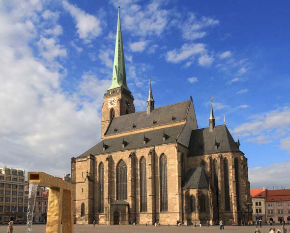 Weithin sichtbares Wahrzeichen von Pilsen: die St. Bartholomäus Kathedrale. 