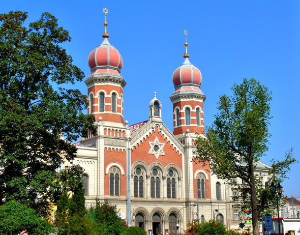 Zu den vielen prachtvollen Gebäuden in Pilsen zählt auch die Synagoge mit ihren auffälligen Türmen. 