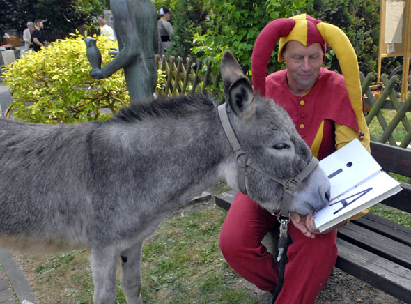 In Schöppenstedt bringt Till Eulenspiegel einem Esel sogar das Lesen bei. (Foto: djd)