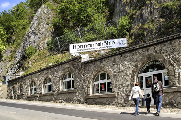 Mitten im Ort führt ein Portal zur Hermannshöhle in den Berg hinein. (Foto: djd)