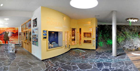 Im Foyer der Baumannshöhle erklärt eine Ausstellung die Geologie und Geschichte der Rübeländer Schauhöhlen. (Foto: djd)