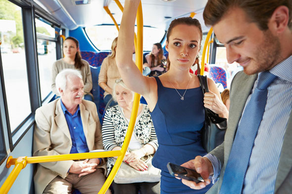 Die Busfahrt wird zum kurzweiligen Vergnügen: Mit der Lieblingsserie auf dem Smartphone ist für Unterhaltung gesorgt. (Foto: djd)
