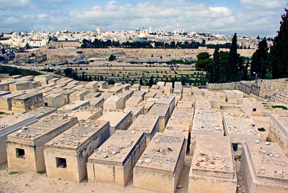In Jerusalem - hier ein Blick vom Ölberg über den muslimischen Friedhof - öffnen sich zum neunten Mal die Pforten für ungewöhnliche Bauten. (Foto Roger Mladek/Pixelio)