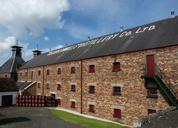 Eine Institution: die Old Bushmills Destillerie in Nordirland, die jährlich mehr als 120.000 Besucher zählt. (Foto Karsten-Thilo Raab)