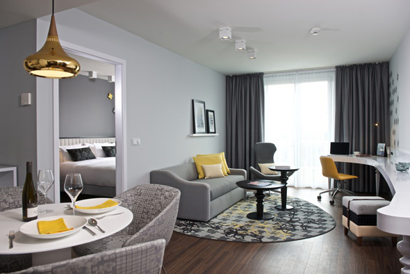 Die Zimmer im neuen Capri-Hotel in Frankfurt bestechen durch ein großzügiges Platzangebot. (Foto Capri by Fraser)