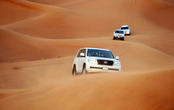 Mit Jeeps und einer Reihe von anderen Fahrzeugen lässt sich in Dubai eine spannende Wüstensafari erleben. (Foto DTCM)